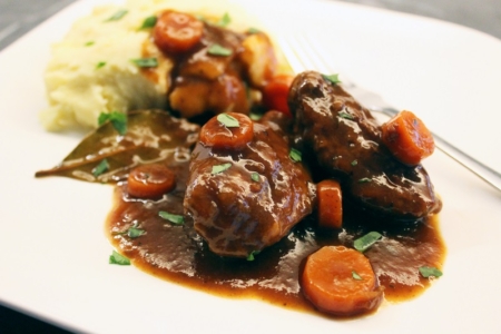 Varkenswangetjes-met-bruin-bier-en-puree-Sofie-Dumont